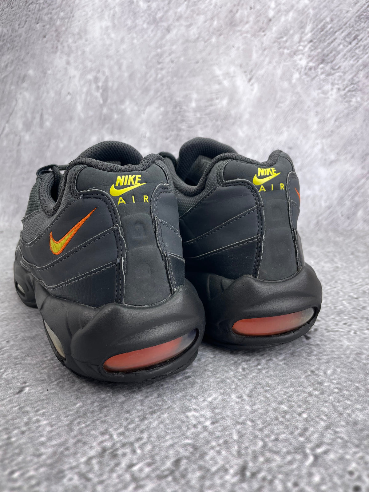 Nike Air Max 95 Anthracite Safety Orange — buty sportowe męskie w bardzo dobrym stanie rozmiar 42, widok z tyłu