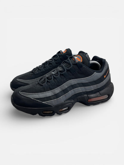 Nike Air Max 95 Black/Grey Safety Orange — buty sportowe męskie w bardzo dobrym stanie rozmiar 42.5, widok z boku