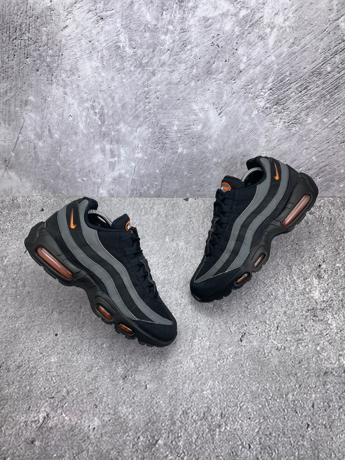 Nike Air Max 95 Black/Grey Safety Orange — buty sportowe męskie w bardzo dobrym stanie rozmiar 42.5, widok z góry na zewnętrzną stronę butów