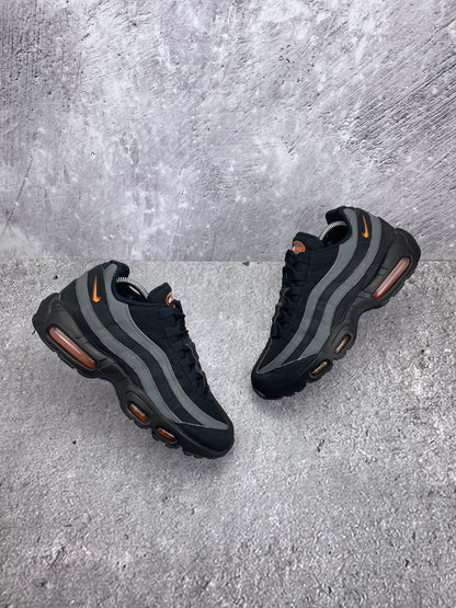 Nike Air Max 95 Black/Grey Safety Orange — buty sportowe męskie w bardzo dobrym stanie rozmiar 42.5, widok z góry na zewnętrzną stronę butów