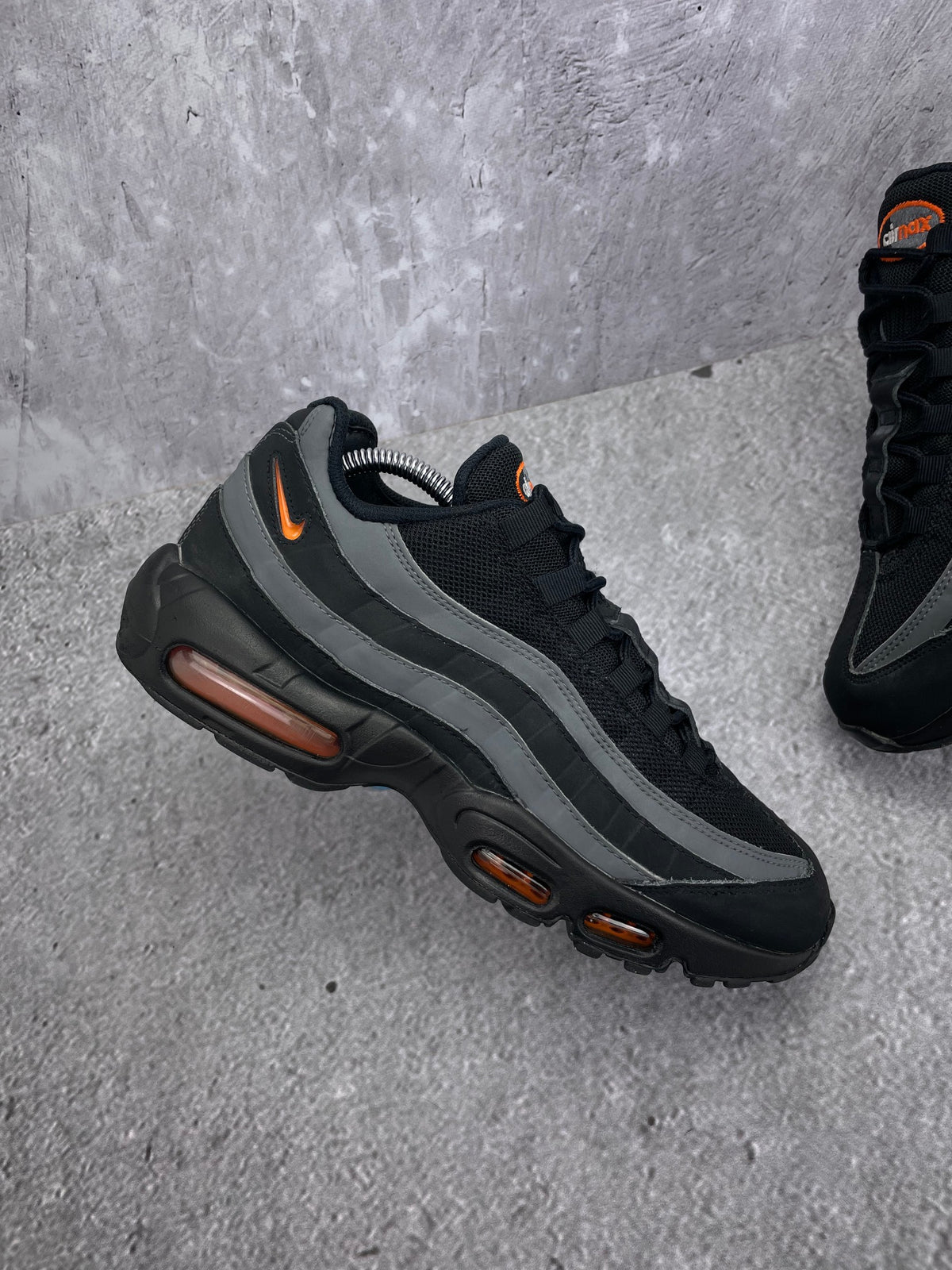 Nike Air Max 95 Black/Grey Safety Orange — buty sportowe męskie w bardzo dobrym stanie rozmiar 42.5, zewnętrzny panel prawego buta