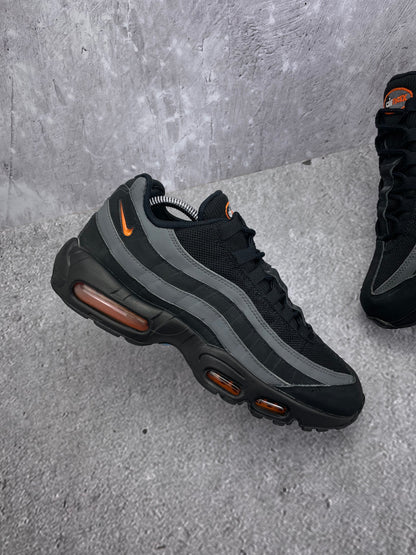 Nike Air Max 95 Black/Grey Safety Orange — buty sportowe męskie w bardzo dobrym stanie rozmiar 42.5, zewnętrzny panel prawego buta