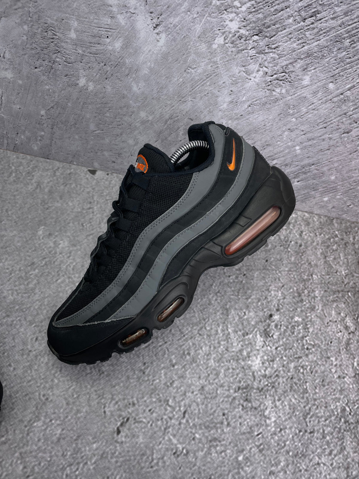 Nike Air Max 95 Black/Grey Safety Orange — buty sportowe męskie w bardzo dobrym stanie rozmiar 42.5, zewnętrzny panel lewego buta