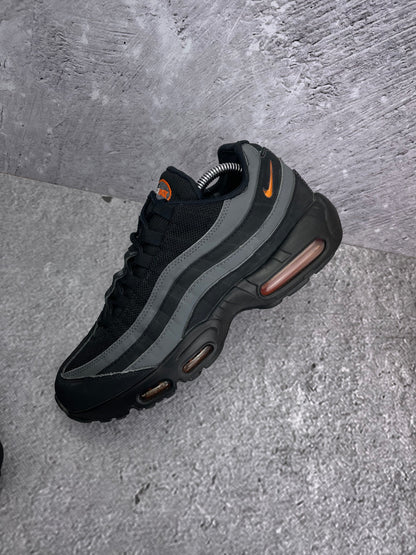 Nike Air Max 95 Black/Grey Safety Orange — buty sportowe męskie w bardzo dobrym stanie rozmiar 42.5, zewnętrzny panel lewego buta