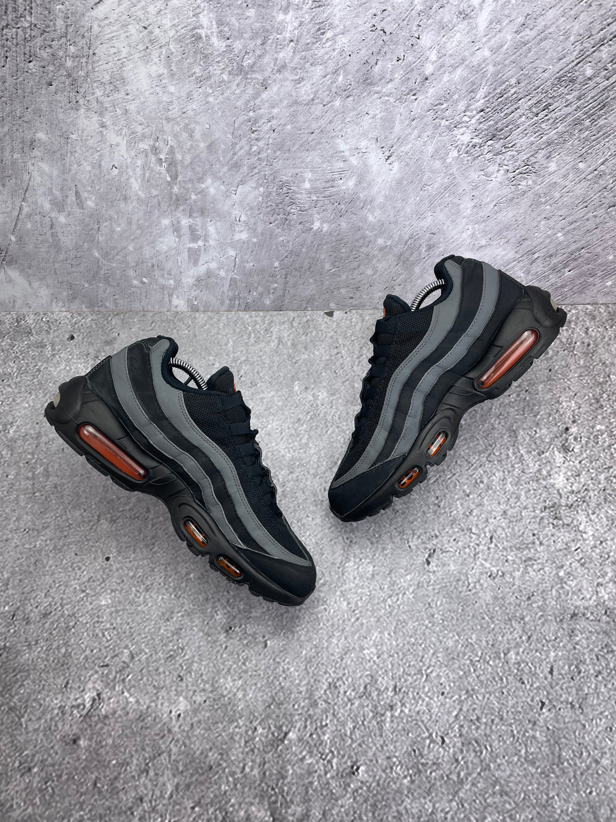 Nike Air Max 95 Black/Grey Safety Orange — buty sportowe męskie w bardzo dobrym stanie rozmiar 42.5, widok z góry na wewnętrzną stronę butów