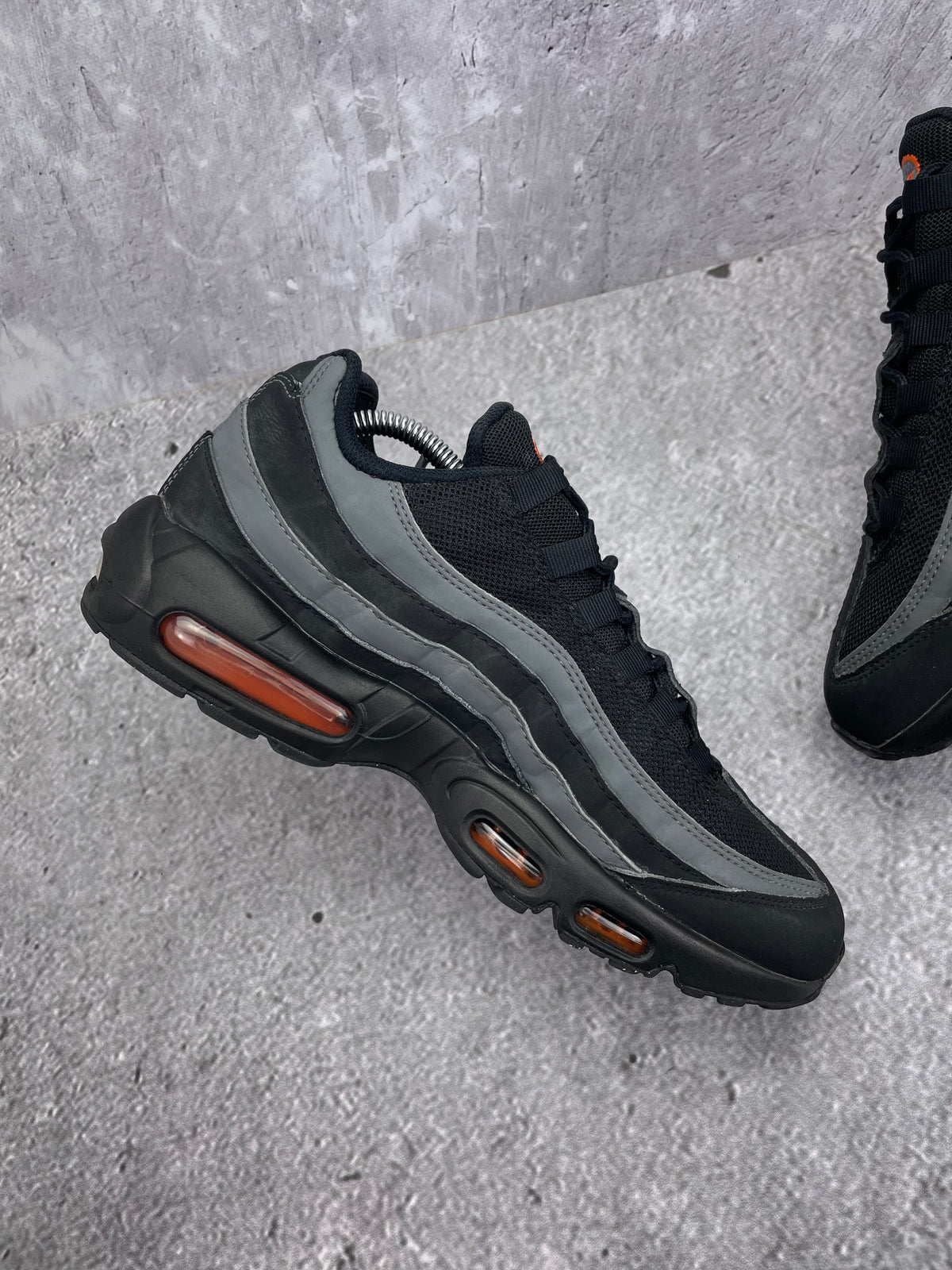 Nike Air Max 95 Black/Grey Safety Orange — buty sportowe męskie w bardzo dobrym stanie rozmiar 42.5, wewnętrzny panel lewego buta