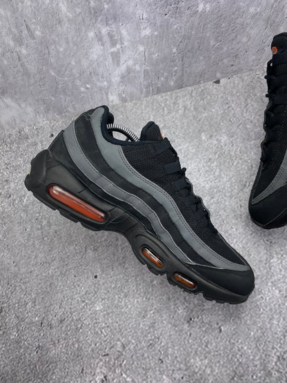 Nike Air Max 95 Black/Grey Safety Orange — buty sportowe męskie w bardzo dobrym stanie rozmiar 42.5, wewnętrzny panel lewego buta
