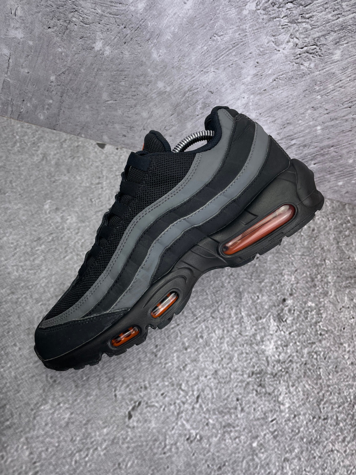 Nike Air Max 95 Black/Grey Safety Orange — buty sportowe męskie w bardzo dobrym stanie rozmiar 42.5, wewnętrzny panel prawego buta