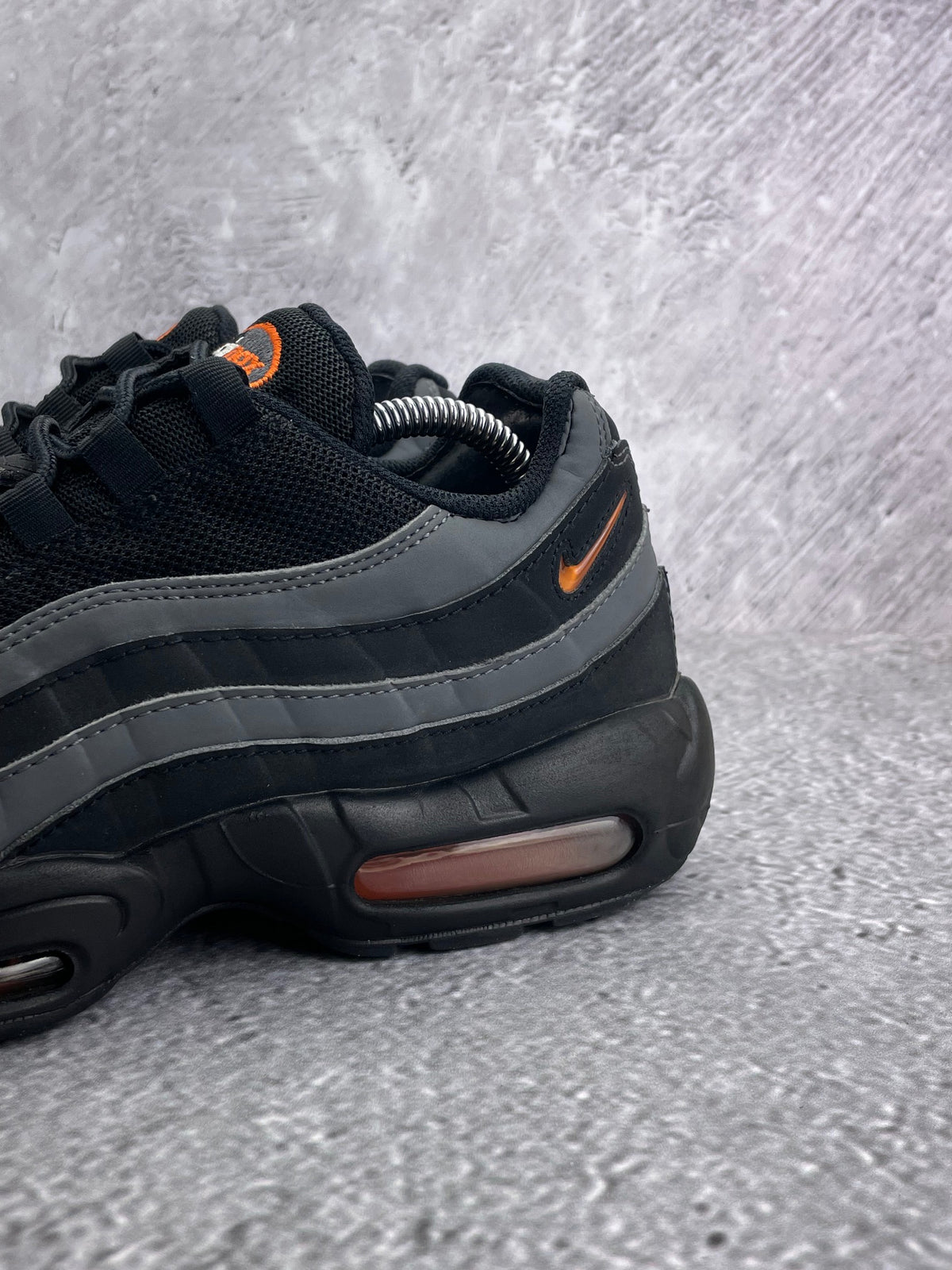 Nike Air Max 95 Black/Grey Safety Orange — buty sportowe męskie w bardzo dobrym stanie rozmiar 42.5, widok z góry
