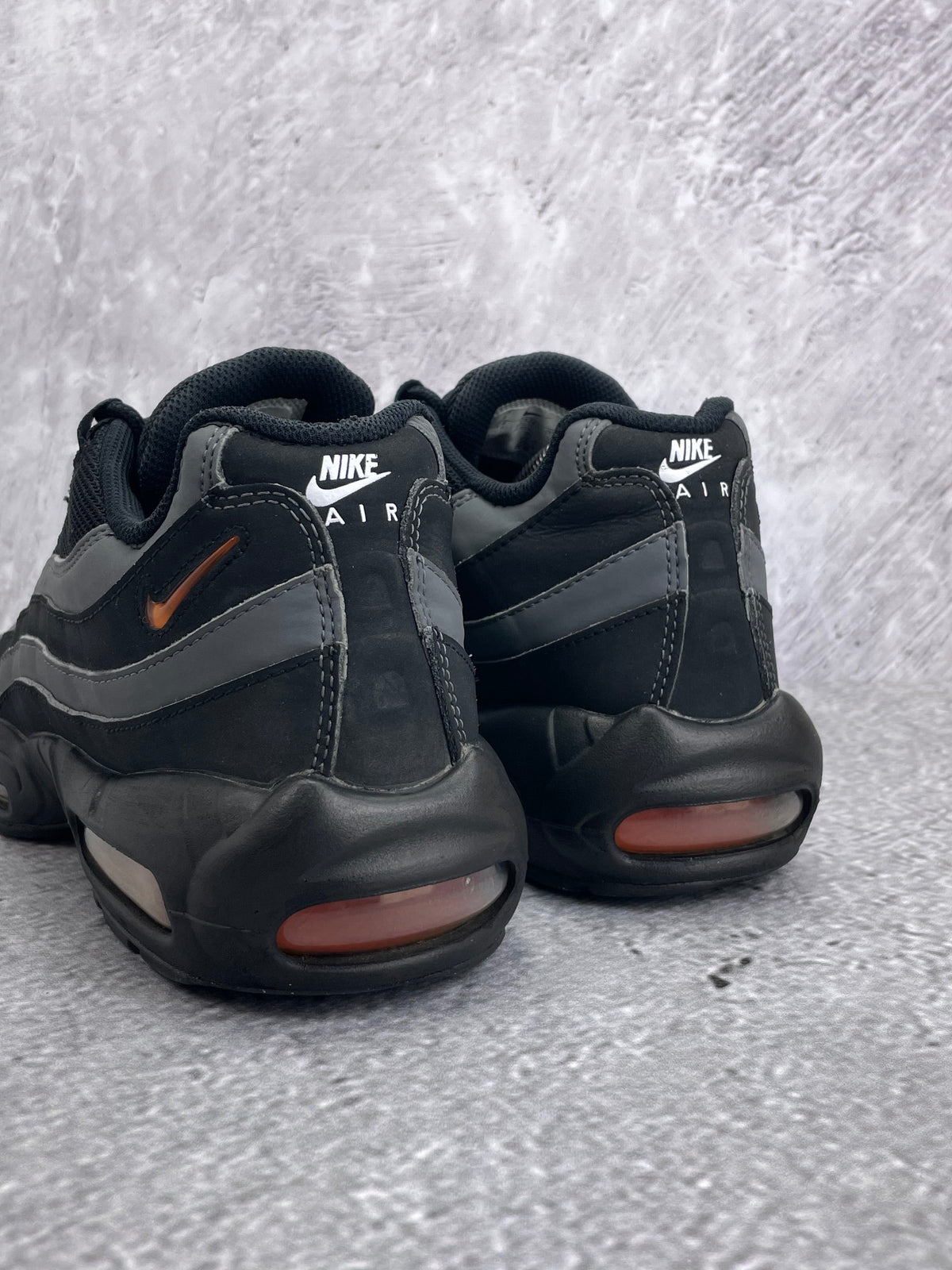 Nike Air Max 95 Black/Grey Safety Orange — buty sportowe męskie w bardzo dobrym stanie rozmiar 42.5, widok z tyłu