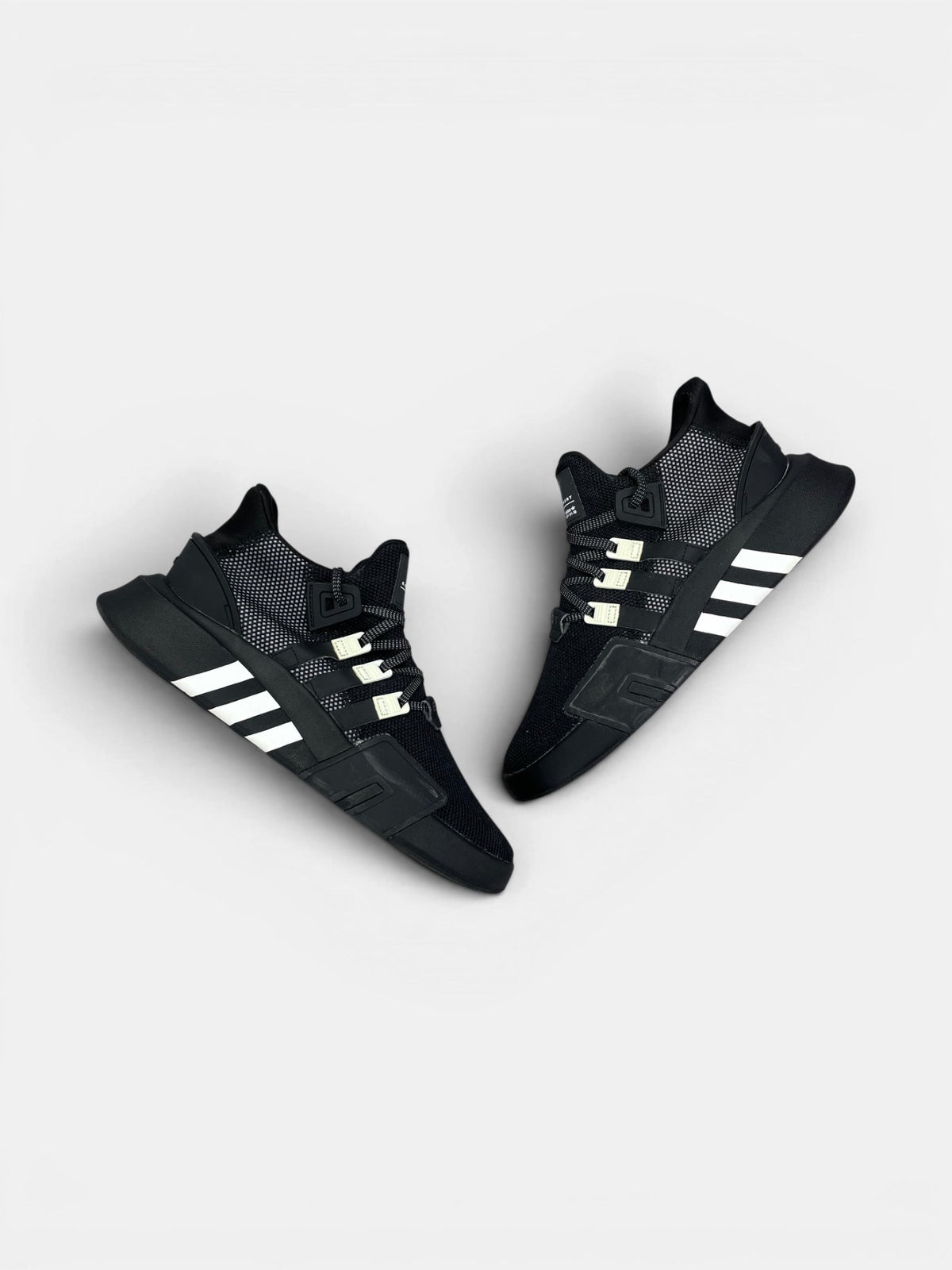 Adidas EQT Bask ADV Core Black — buty sportowe męskie w bardzo dobrym stanie rozmiar 43 1/3, widok z góry na zewnętrzną stronę butów