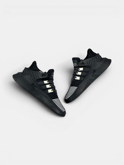 Adidas EQT Bask ADV Core Black — buty sportowe męskie w bardzo dobrym stanie rozmiar 43 1/3, widok z góry na wewnętrzną stronę butów
