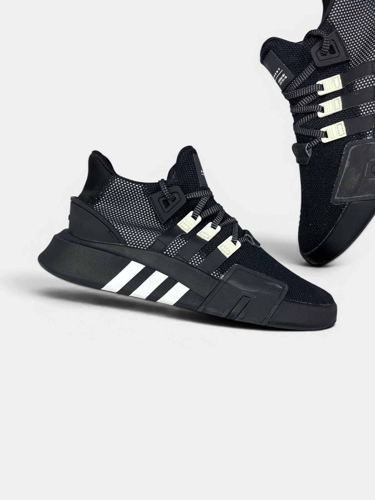 Adidas EQT Bask ADV Core Black — buty sportowe męskie w bardzo dobrym stanie rozmiar 43 1/3, zewnętrzny panel prawego buta