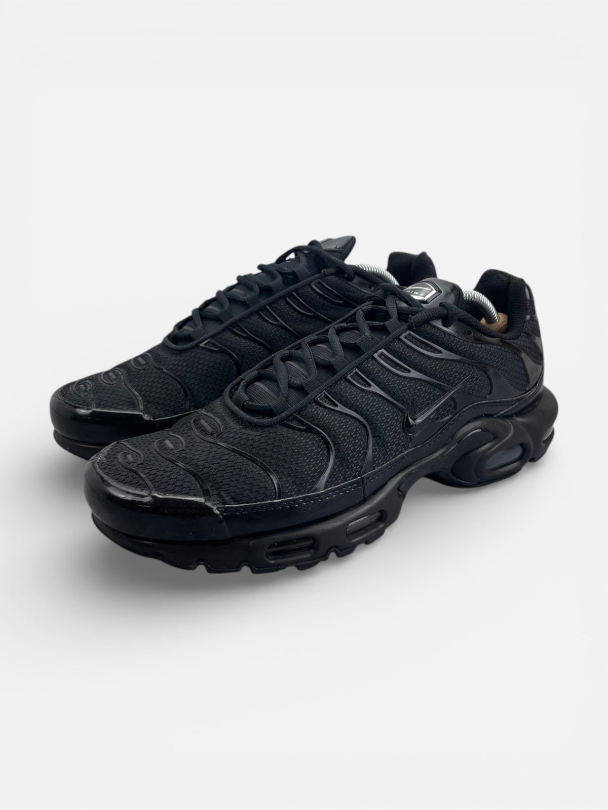 Nike Air Max Plus Triple Black — buty sportowe męskie w bardzo dobrym stanie rozmiar 44.5, widok z boku