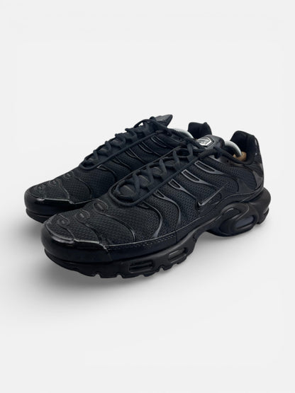 Nike Air Max Plus Triple Black — buty sportowe męskie w bardzo dobrym stanie rozmiar 44.5, widok z boku