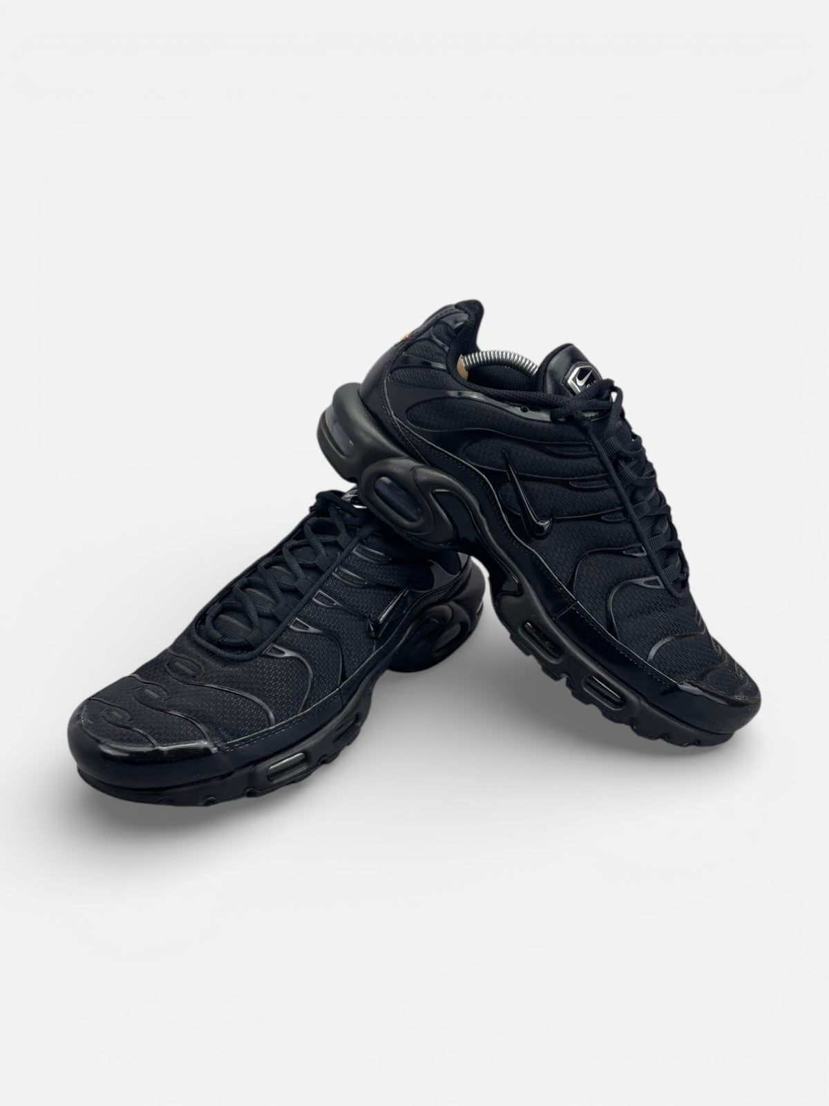 Nike Air Max Plus Triple Black — buty sportowe męskie w bardzo dobrym stanie rozmiar 44.5, boczny profil