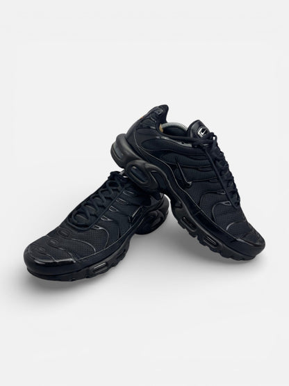 Nike Air Max Plus Triple Black — buty sportowe męskie w bardzo dobrym stanie rozmiar 44.5, boczny profil