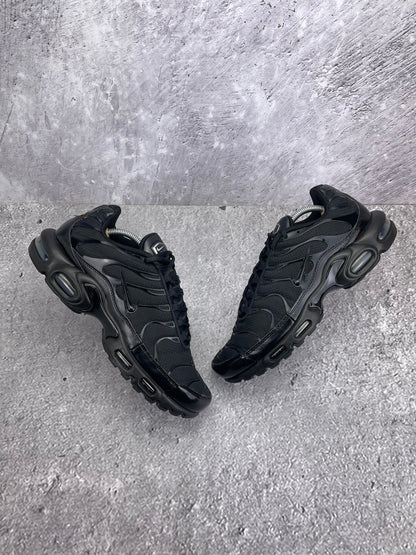 Nike Air Max Plus Triple Black — buty sportowe męskie w bardzo dobrym stanie rozmiar 44.5, widok z góry na zewnętrzną stronę butów