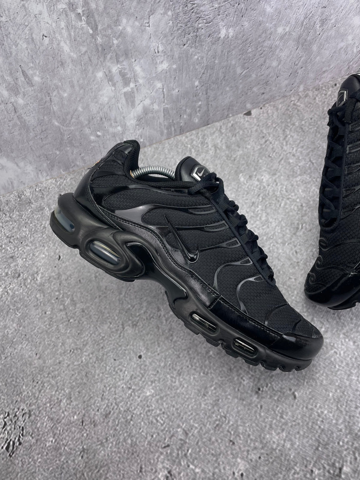 Nike Air Max Plus Triple Black — buty sportowe męskie w bardzo dobrym stanie rozmiar 44.5, zewnętrzny panel prawego buta