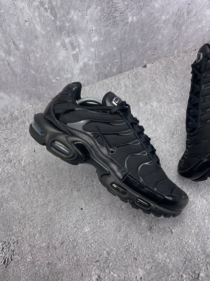 Nike Air Max Plus Triple Black — buty sportowe męskie w bardzo dobrym stanie rozmiar 44.5, zewnętrzny panel prawego buta