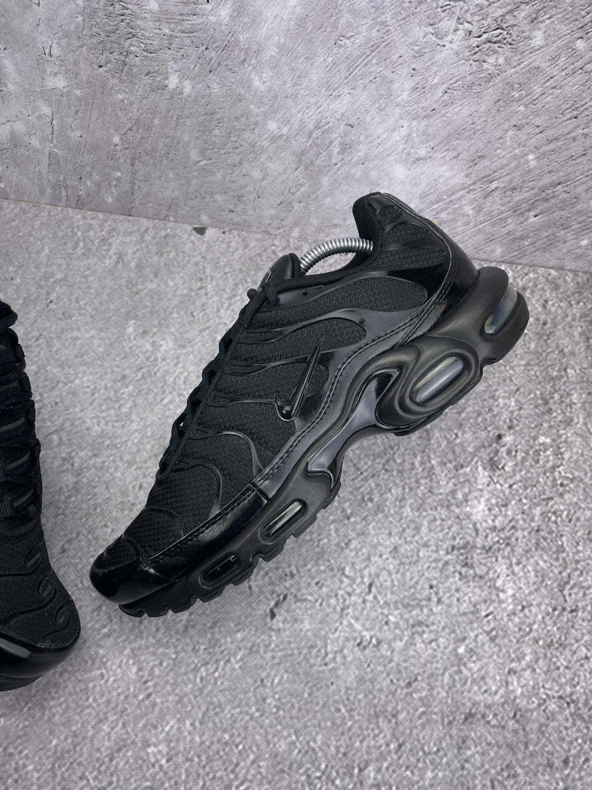 Nike Air Max Plus Triple Black — buty sportowe męskie w bardzo dobrym stanie rozmiar 44.5, zewnętrzny panel lewego buta
