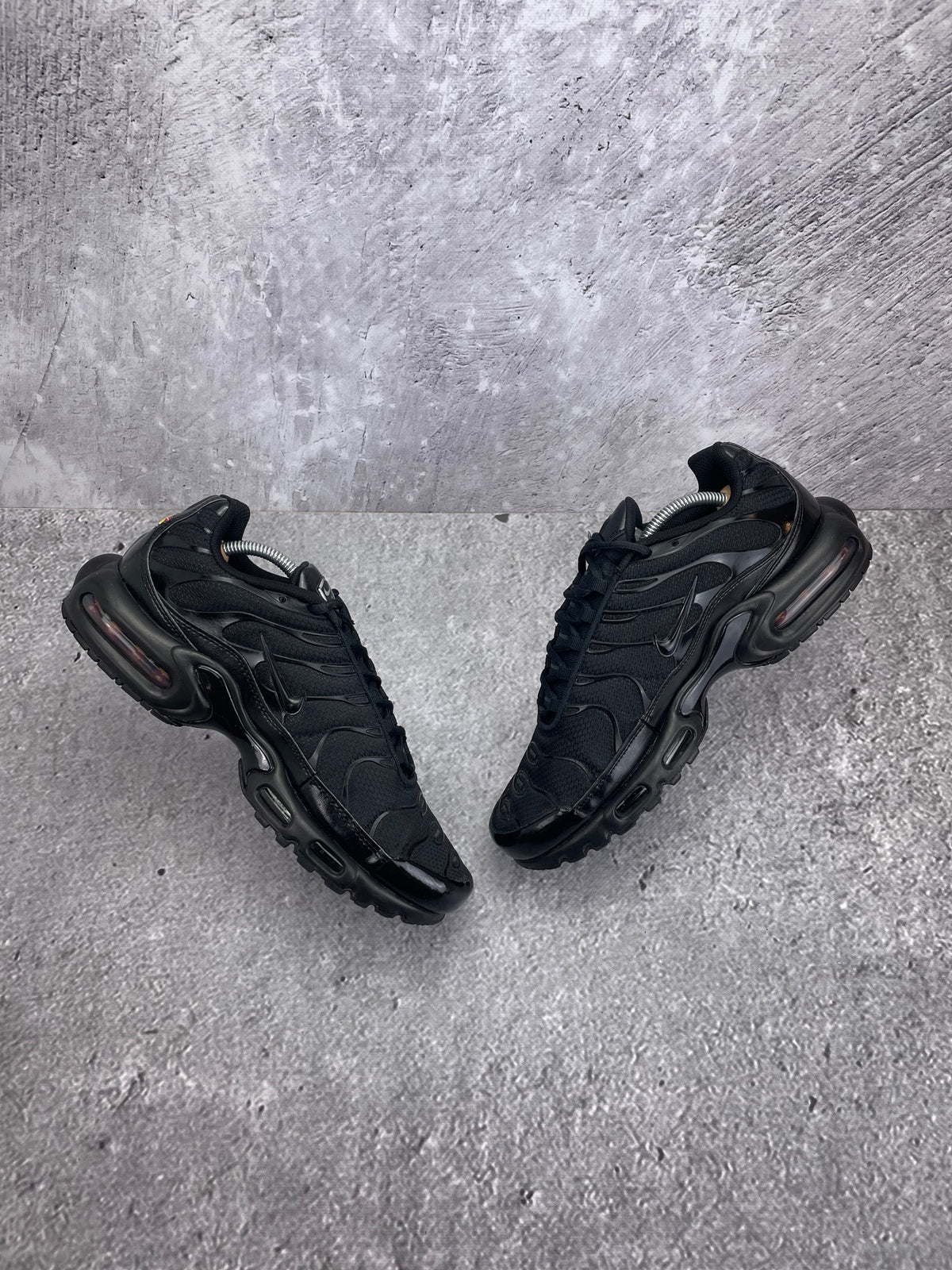 Nike Air Max Plus Triple Black — buty sportowe męskie w bardzo dobrym stanie rozmiar 44.5, widok z góry na wewnętrzną stronę butów