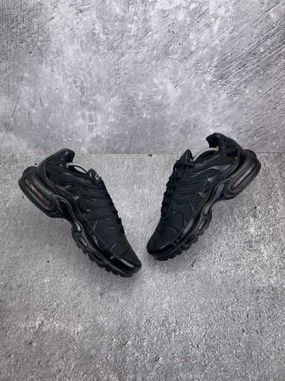 Nike Air Max Plus Triple Black — buty sportowe męskie w bardzo dobrym stanie rozmiar 44.5, widok z góry na wewnętrzną stronę butów