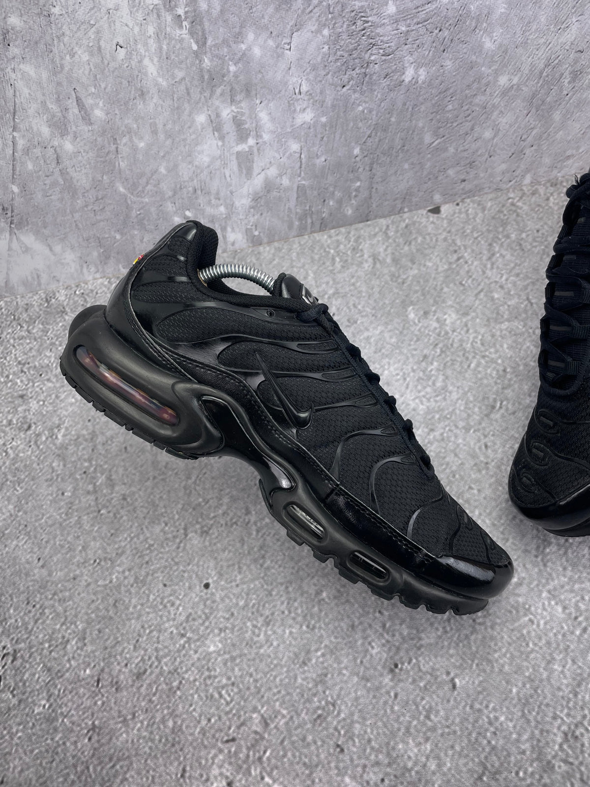 Nike Air Max Plus Triple Black — buty sportowe męskie w bardzo dobrym stanie rozmiar 44.5, wewnętrzny panel lewego buta