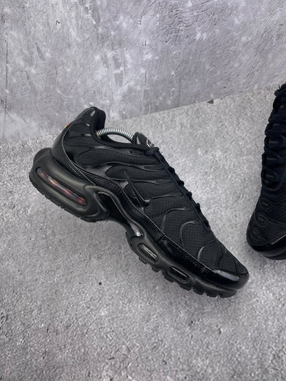 Nike Air Max Plus Triple Black — buty sportowe męskie w bardzo dobrym stanie rozmiar 44.5, wewnętrzny panel lewego buta
