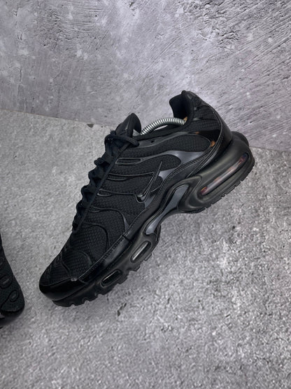 Nike Air Max Plus Triple Black — buty sportowe męskie w bardzo dobrym stanie rozmiar 44.5, wewnętrzny panel prawego buta