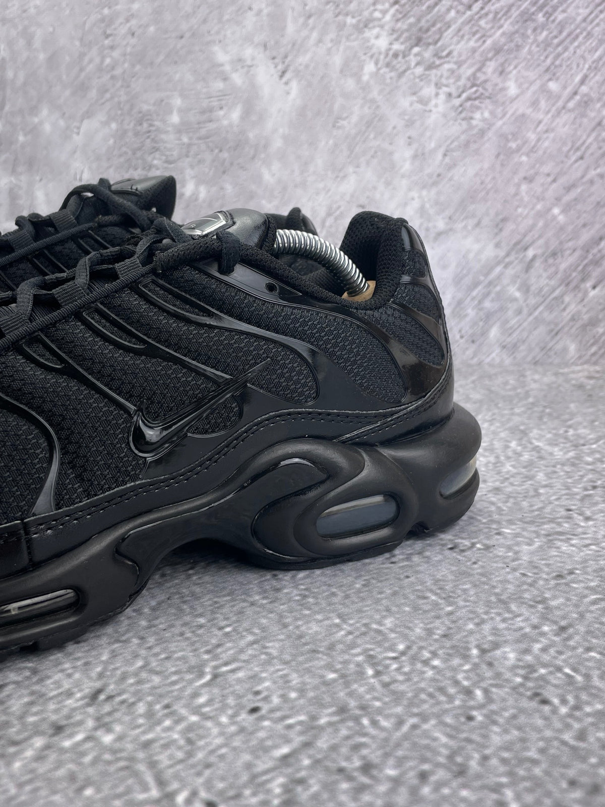 Nike Air Max Plus Triple Black — buty sportowe męskie w bardzo dobrym stanie rozmiar 44.5, widok z góry