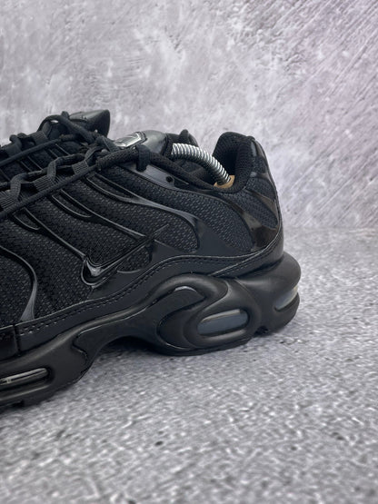 Nike Air Max Plus Triple Black — buty sportowe męskie w bardzo dobrym stanie rozmiar 44.5, widok z góry