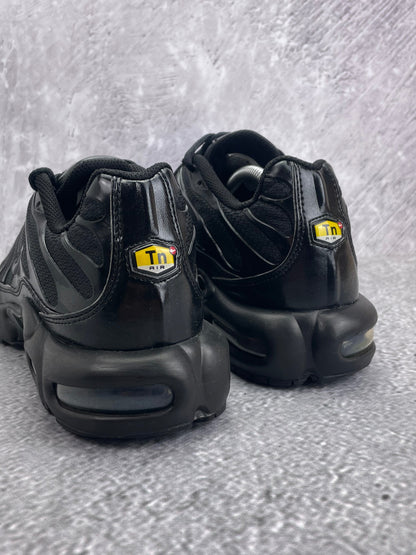 Nike Air Max Plus Triple Black — buty sportowe męskie w bardzo dobrym stanie rozmiar 44.5, widok z tyłu