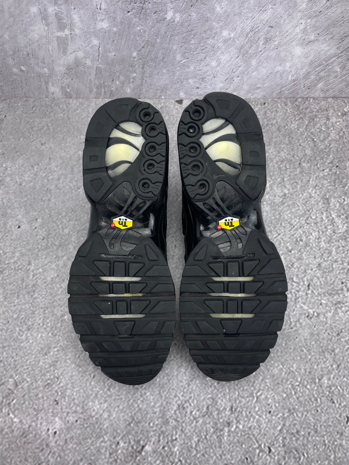 Nike Air Max Plus Triple Black — buty sportowe męskie w bardzo dobrym stanie rozmiar 44.5, zapiętki butów