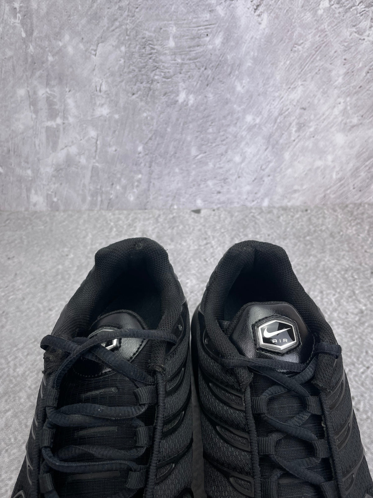 Nike Air Max Plus Triple Black — buty sportowe męskie w bardzo dobrym stanie rozmiar 44.5, opcjonalne zdjęcie 1