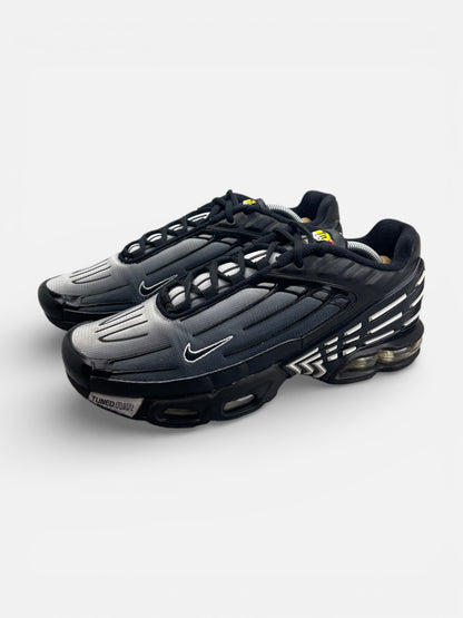 Nike Air Max Plus 3 Black White — buty sportowe męskie w bardzo dobrym stanie rozmiar 45, widok z boku
