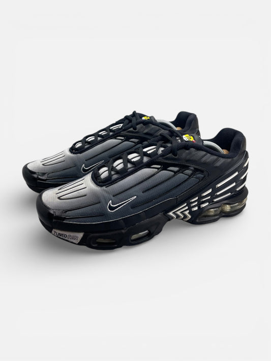 Nike Air Max Plus 3 Black White — buty sportowe męskie w bardzo dobrym stanie rozmiar 45, widok z boku