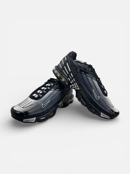 Nike Air Max Plus 3 Black White — buty sportowe męskie w bardzo dobrym stanie rozmiar 45, boczny profil