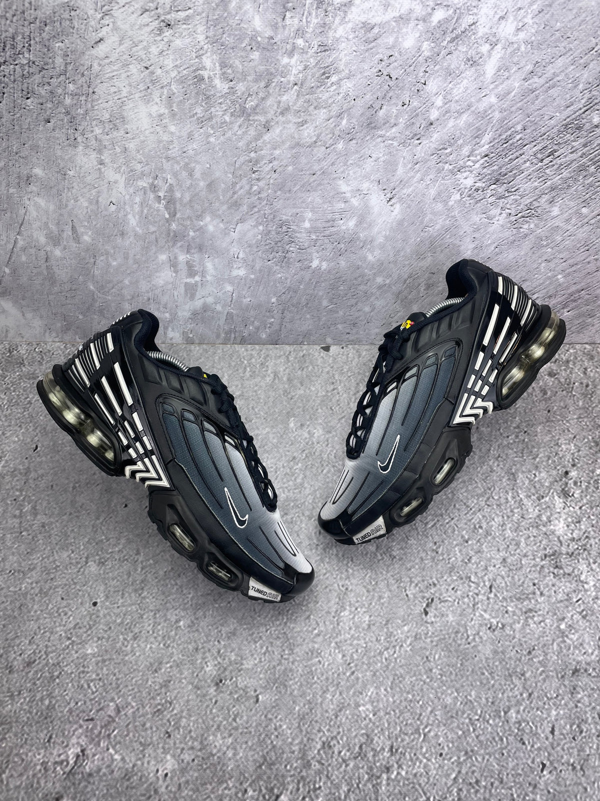 Nike Air Max Plus 3 Black White — buty sportowe męskie w bardzo dobrym stanie rozmiar 45, widok z góry na zewnętrzną stronę butów