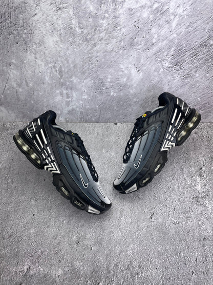Nike Air Max Plus 3 Black White — buty sportowe męskie w bardzo dobrym stanie rozmiar 45, widok z góry na zewnętrzną stronę butów