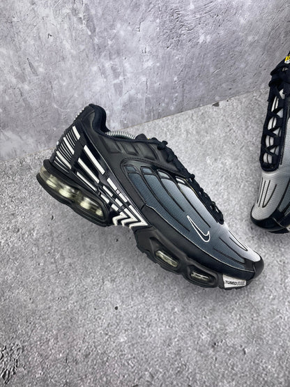 Nike Air Max Plus 3 Black White — buty sportowe męskie w bardzo dobrym stanie rozmiar 45, zewnętrzny panel prawego buta
