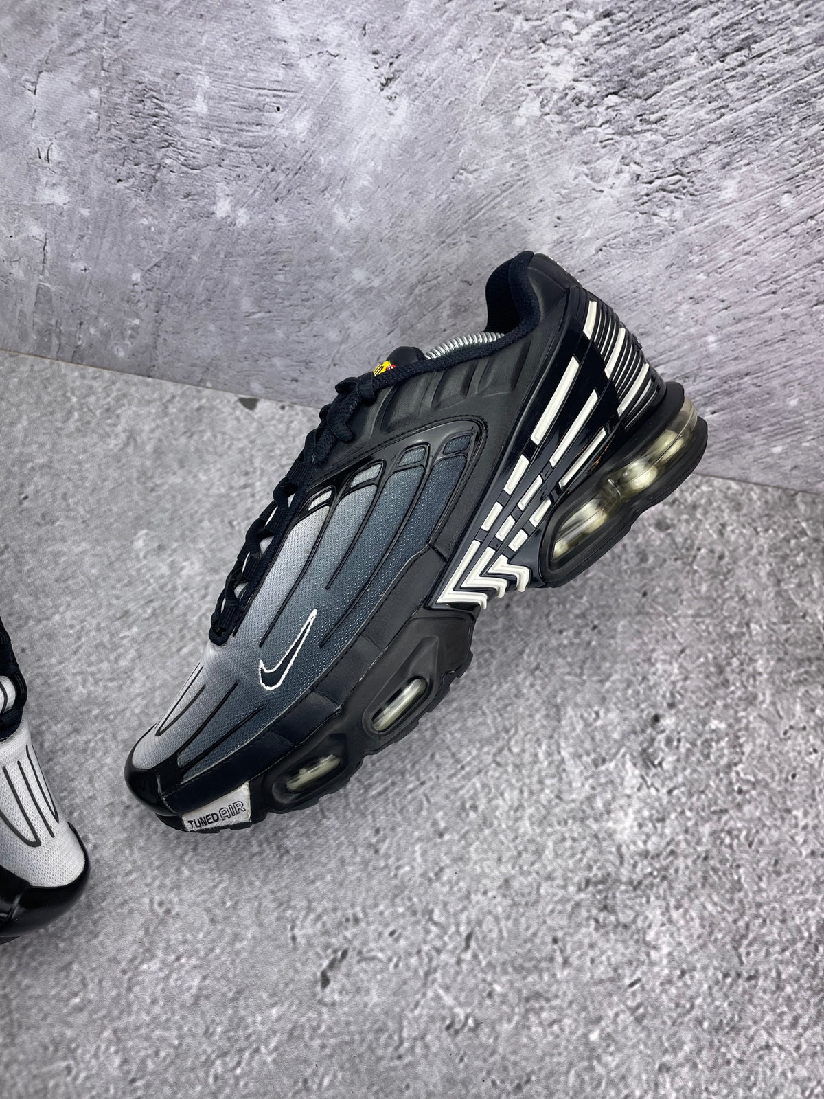 Nike Air Max Plus 3 Black White — buty sportowe męskie w bardzo dobrym stanie rozmiar 45, zewnętrzny panel lewego buta