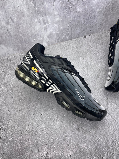 Nike Air Max Plus 3 Black White — buty sportowe męskie w bardzo dobrym stanie rozmiar 45, wewnętrzny panel lewego buta
