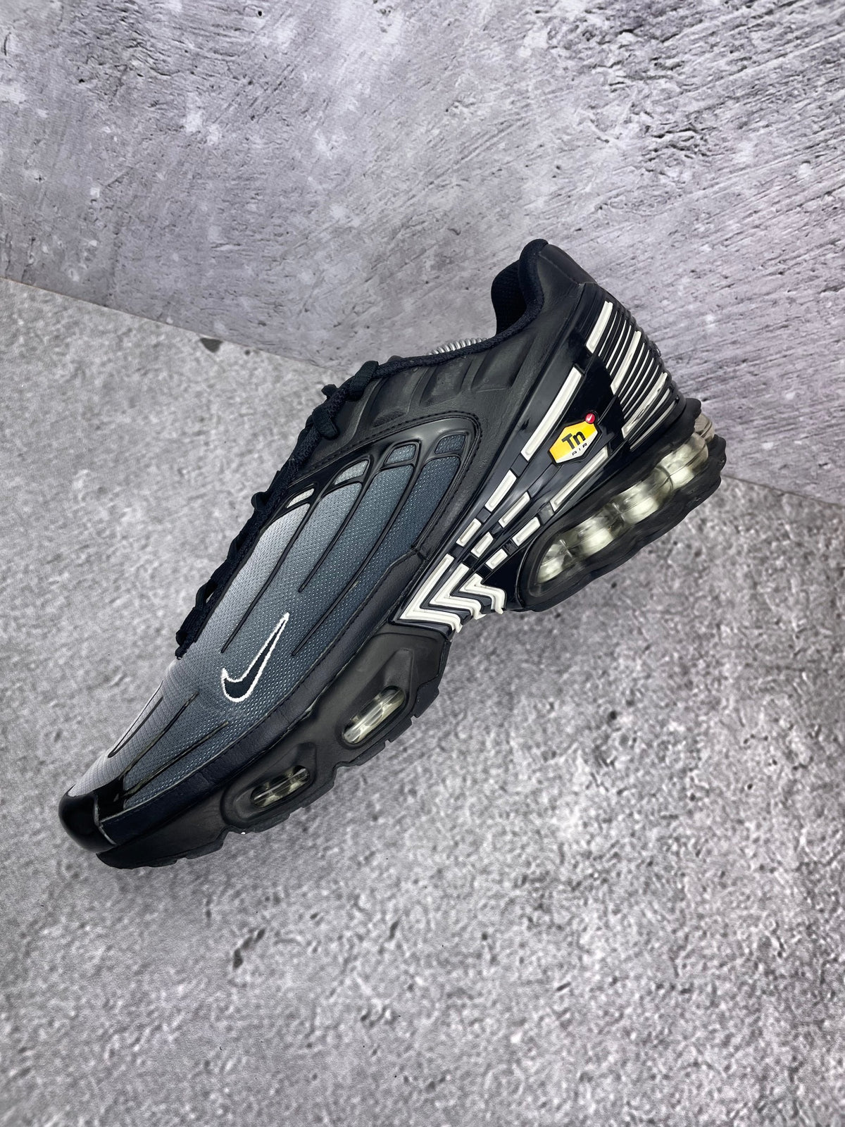 Nike Air Max Plus 3 Black White — buty sportowe męskie w bardzo dobrym stanie rozmiar 45, wewnętrzny panel prawego buta