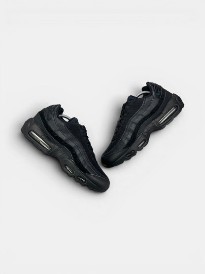 Nike Air Max 95 Essential Triple Black — buty sportowe męskie w bardzo dobrym stanie rozmiar 44.5, widok z góry na zewnętrzną stronę butów