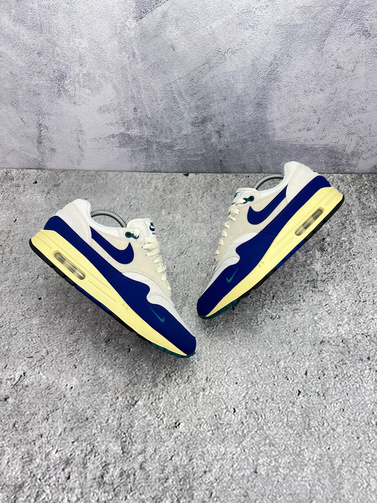 Nike Air Max 1 Midnight Navy — buty sportowe męskie w bardzo dobrym stanie rozmiar 42, widok z góry na zewnętrzną stronę butów