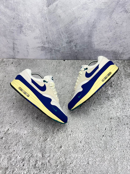 Nike Air Max 1 Midnight Navy — buty sportowe męskie w bardzo dobrym stanie rozmiar 42, widok z góry na zewnętrzną stronę butów