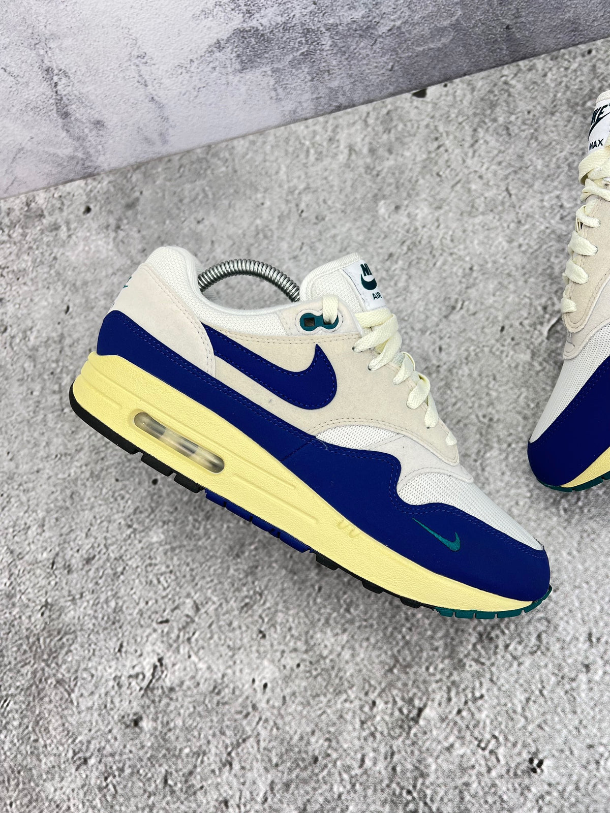 Nike Air Max 1 Midnight Navy — buty sportowe męskie w bardzo dobrym stanie rozmiar 42, zewnętrzny panel prawego buta