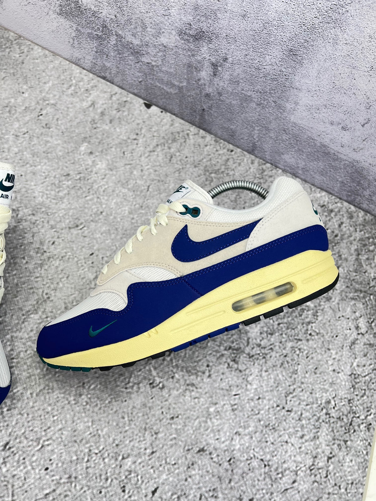 Nike Air Max 1 Midnight Navy — buty sportowe męskie w bardzo dobrym stanie rozmiar 42, zewnętrzny panel lewego buta