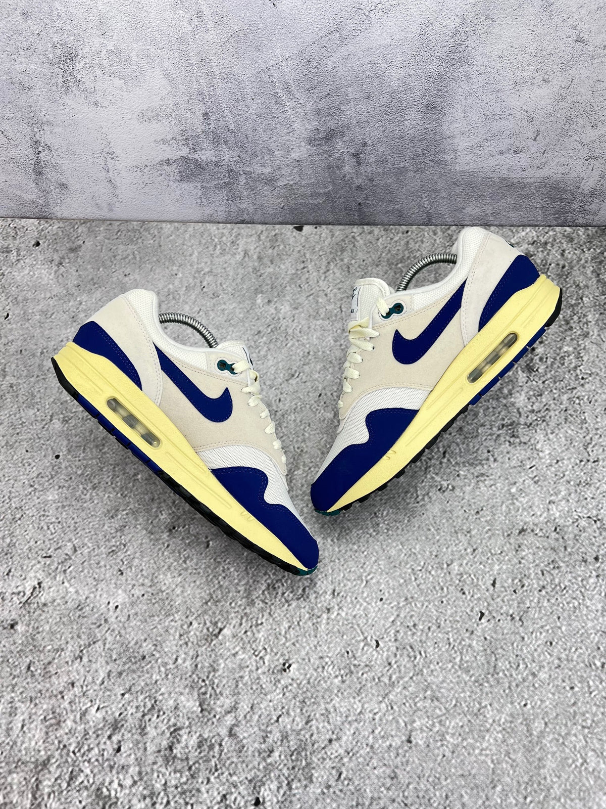 Nike Air Max 1 Midnight Navy — buty sportowe męskie w bardzo dobrym stanie rozmiar 42, widok z góry na wewnętrzną stronę butów